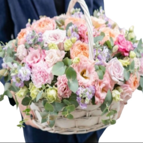  Заказ цветов в Белек Лизиантусовые розы левкой в стильной корзине