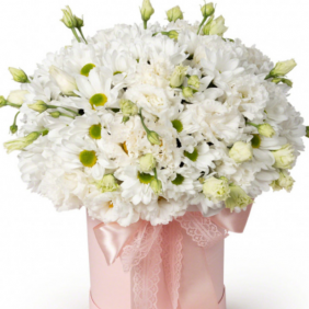 Цветы Белек Белый лизиантус и ромашки в розовой коробке